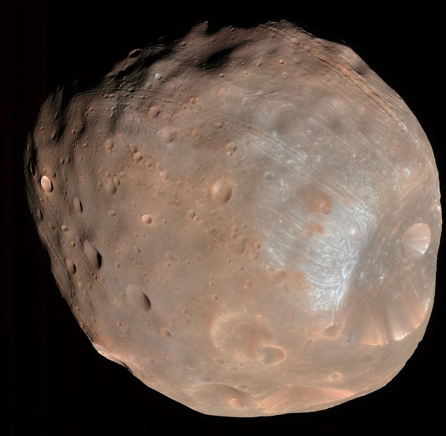 Phobos s kráterem Stickney na barevném snímku kamery HiRISE