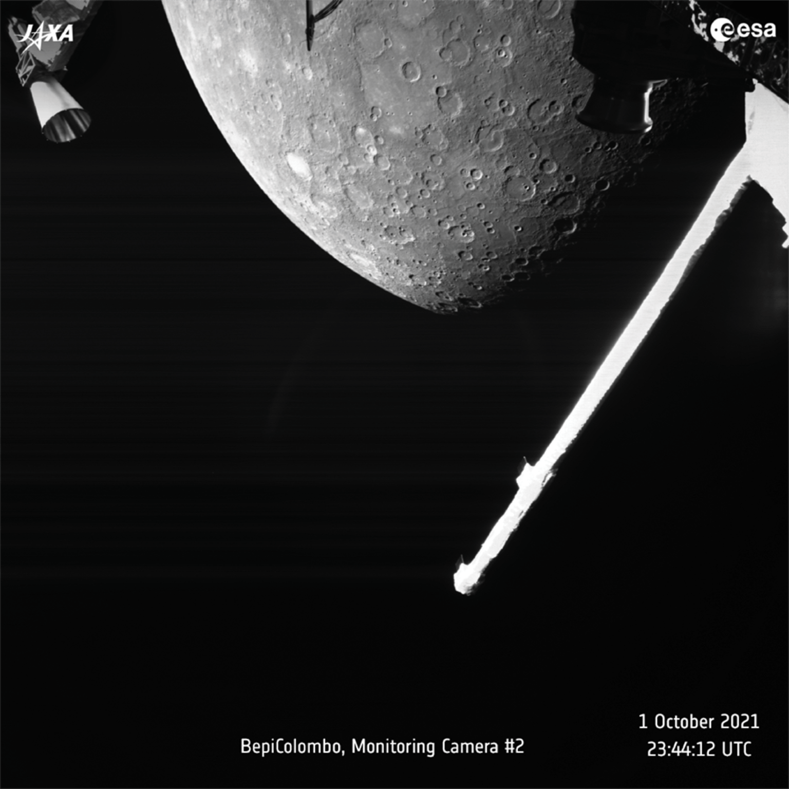Krátery Merkuru a části BepiColombo při prvním gravitačním průletu v roce 2021