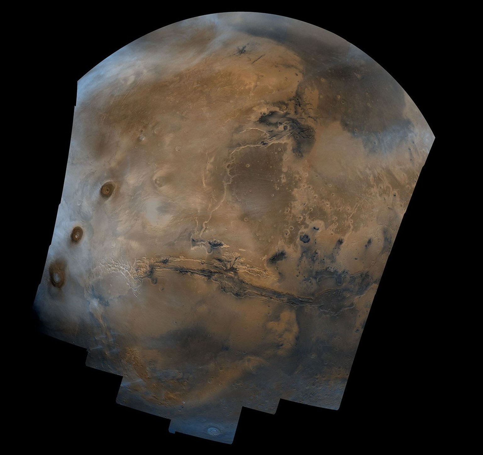 Mozaika povrchu Marsu s kaňony Valles Marineris a zvýrazněnými barvami