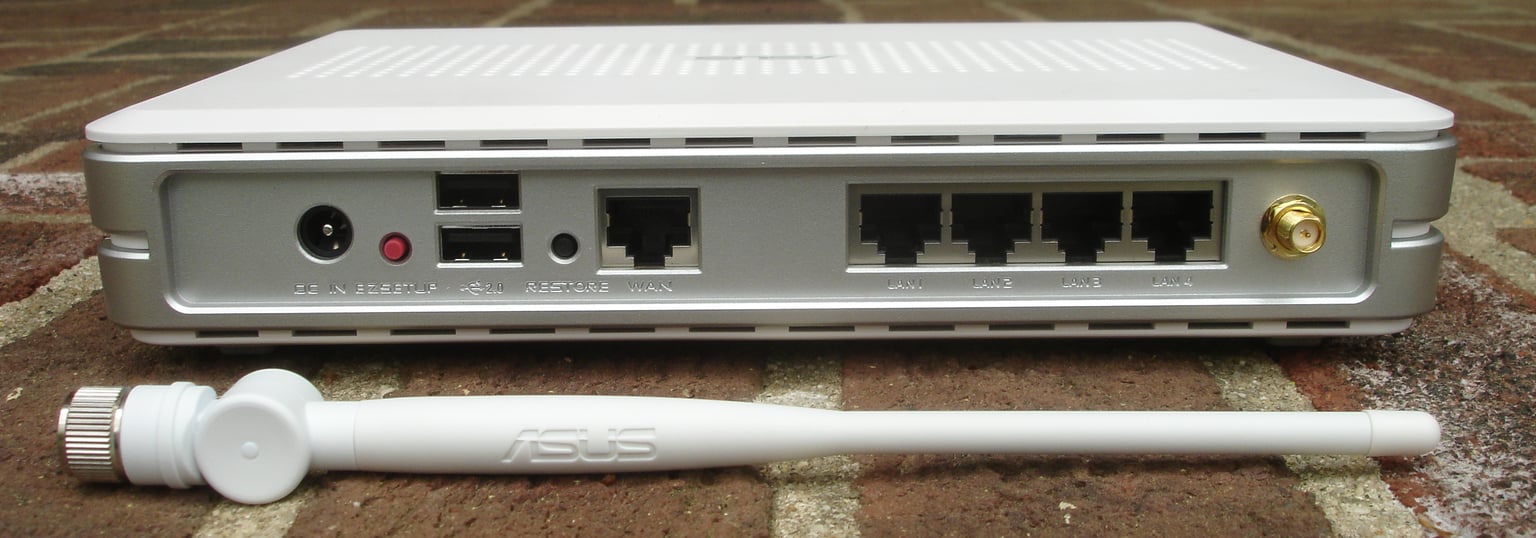 Zadní panel Asus WL-500g Premium s napájením DC IN, tlačítkem RESTORE a porty WAN a LAN.