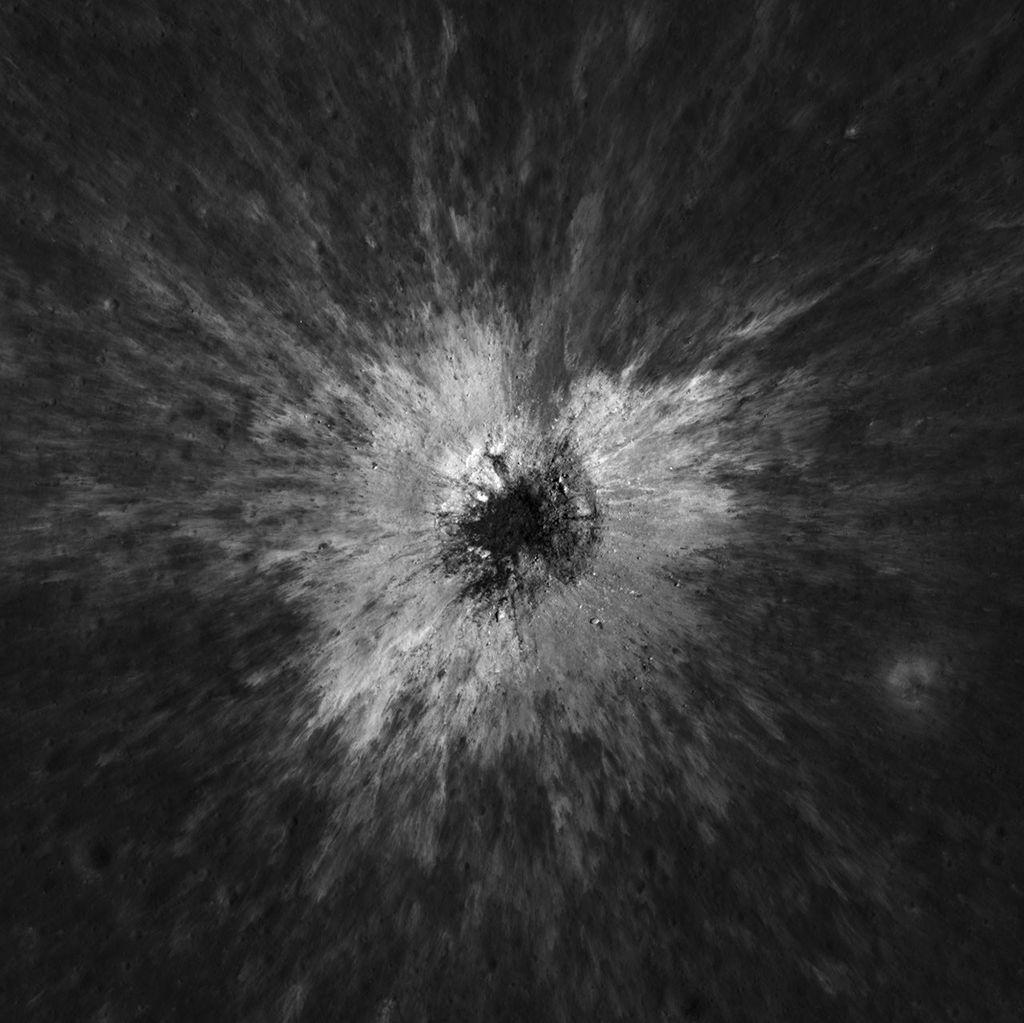 Rána jednou za století. NASA našla na Měsíci nový kráter široký 222 metrů