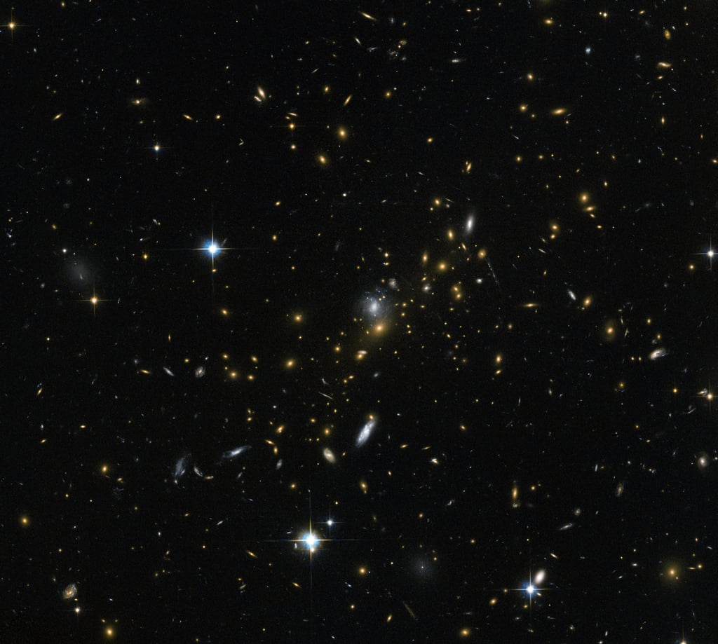 Kupa galaxií MACS J0454.1-0300 na starším Hubbleově snímku s jemnými protáhlými oblouky