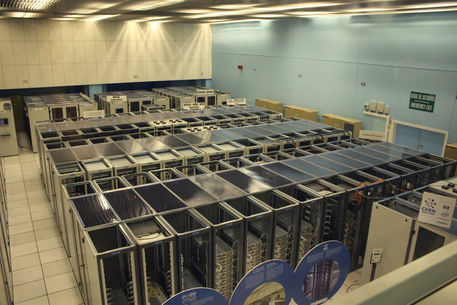 Pohled shora na řady serverových skříní v datacentru CERN