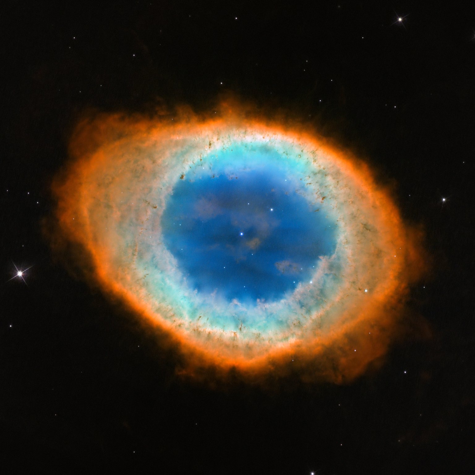 Prstencová mlhovina M57 s centrální hvězdou na snímku Hubbleova dalekohledu.