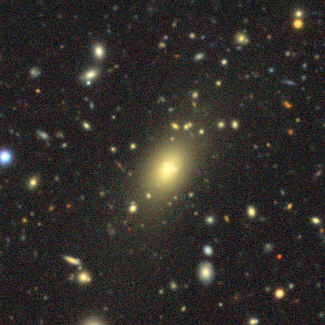 Jasná centrální galaxie kupy Abell 1201 obklopená dalšími galaxiemi.