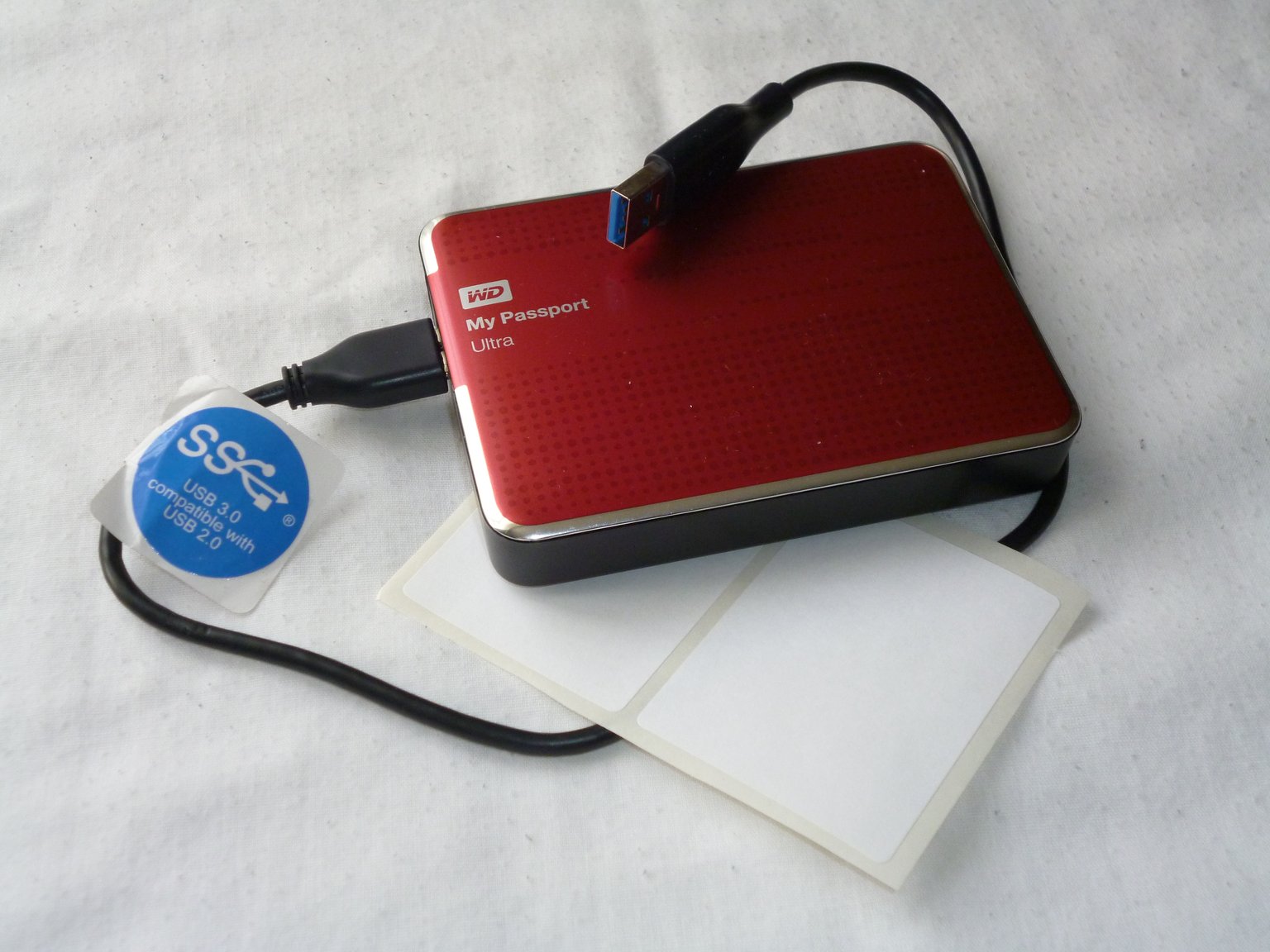 Červený externí disk WD My Passport Ultra s USB kabelem