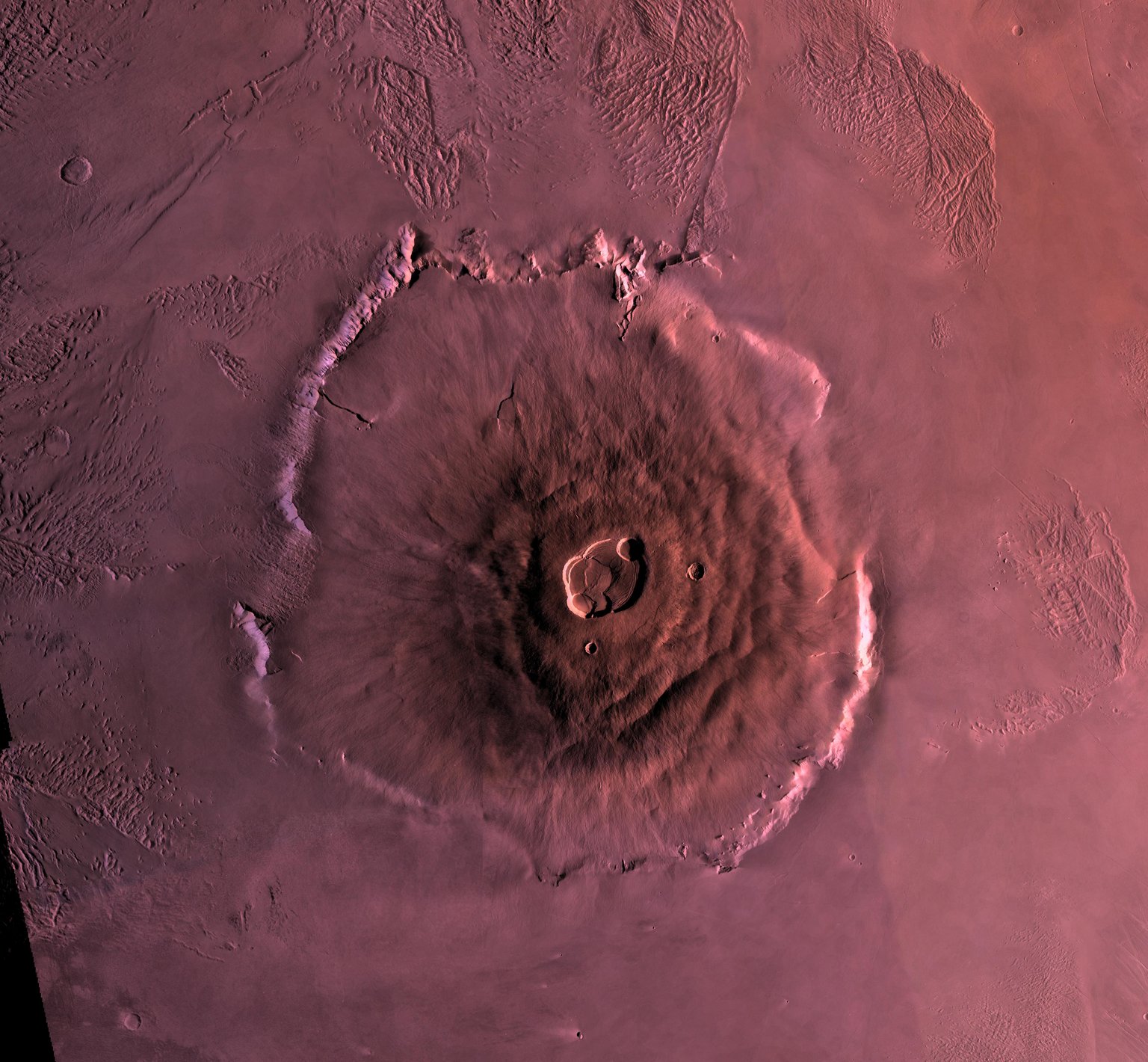 Olympus Mons na mozaice snímků Vikingu s vrcholovou kalderou a výrazným okrajovým srázem.