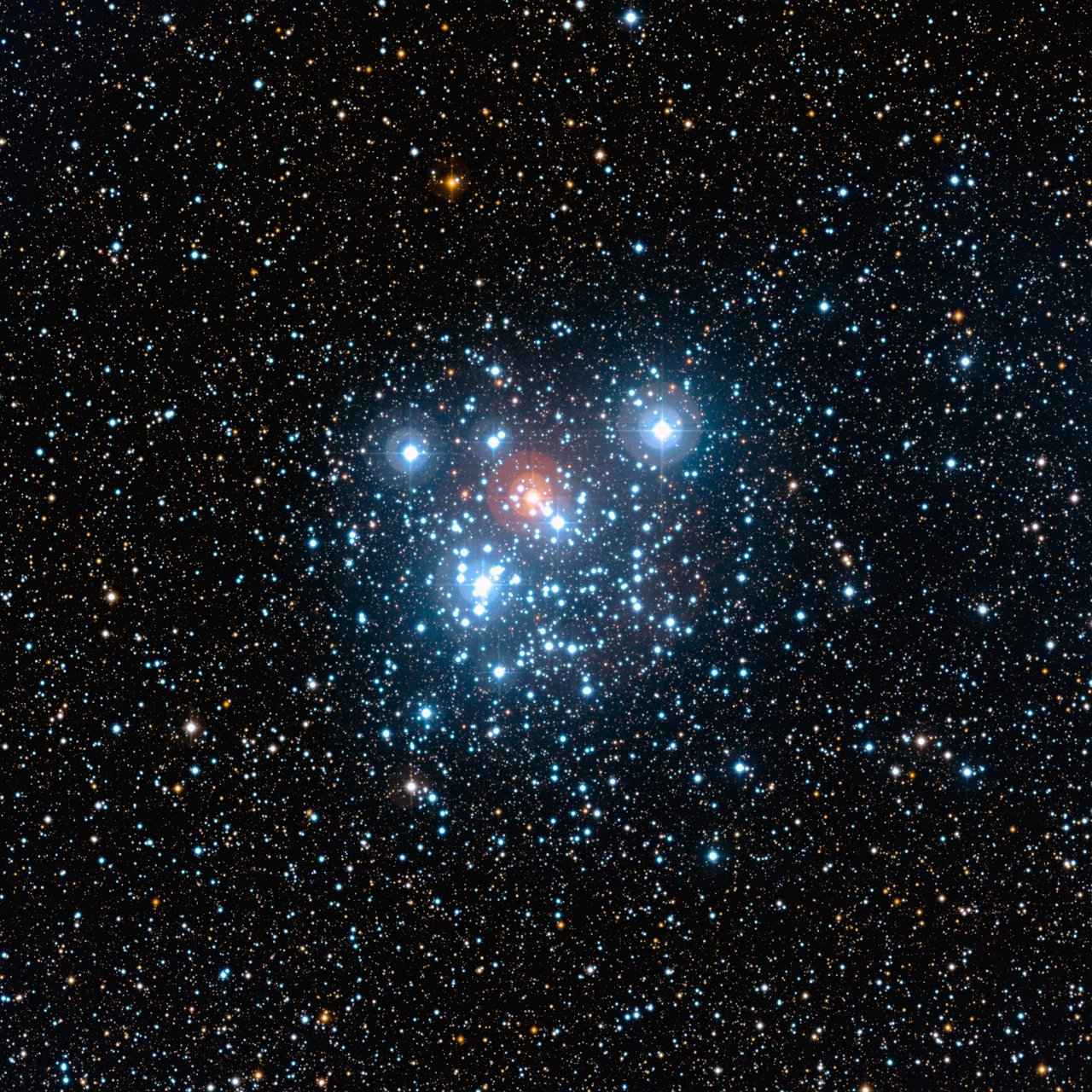 Modrobílé a oranžové hvězdy otevřené hvězdokupy NGC 4755, zvané Šperkovnice.