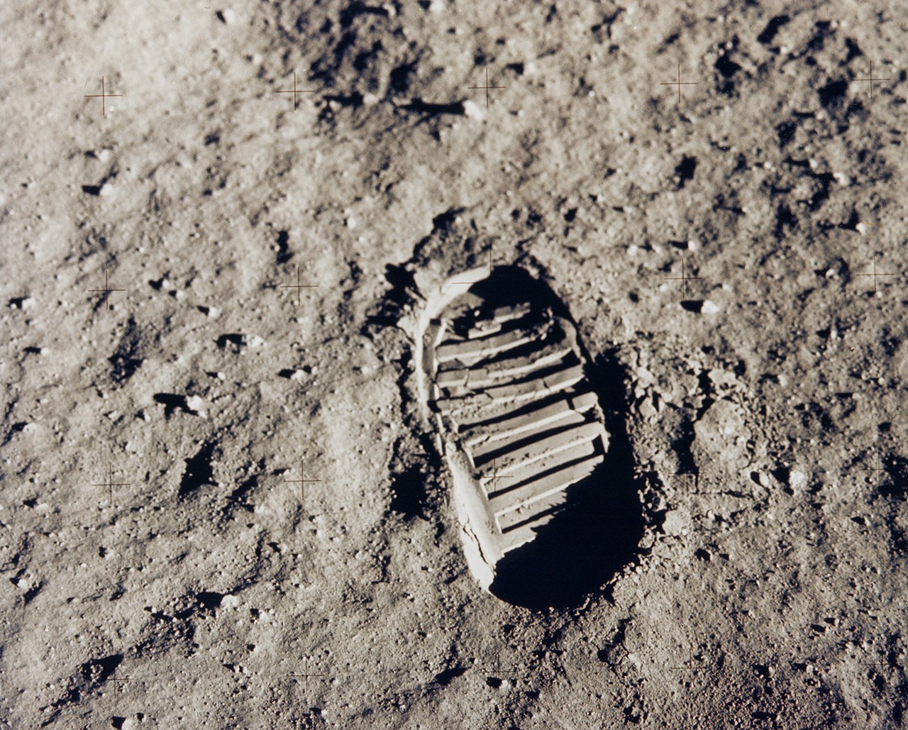 Otisk astronautovy boty v měsíčním prachu během mise Apollo 11.