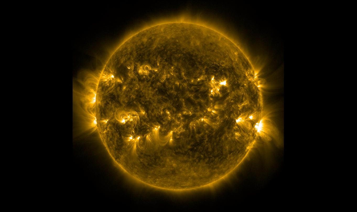 Sluneční koróna s jasnými oblouky plazmatu na ultrafialovém snímku SDO/AIA