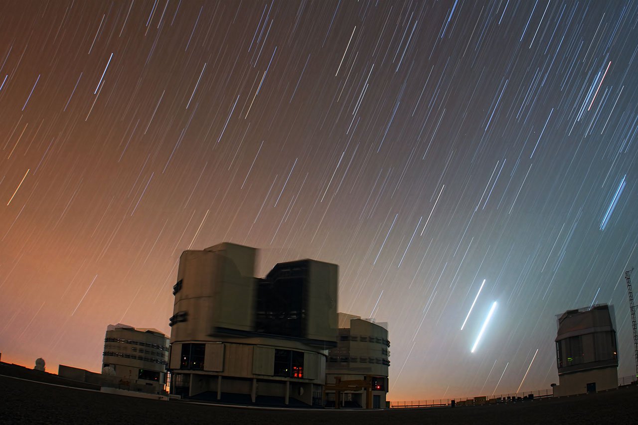 Venuše a Jupiter ve světelných stopách nad dalekohledy VLT