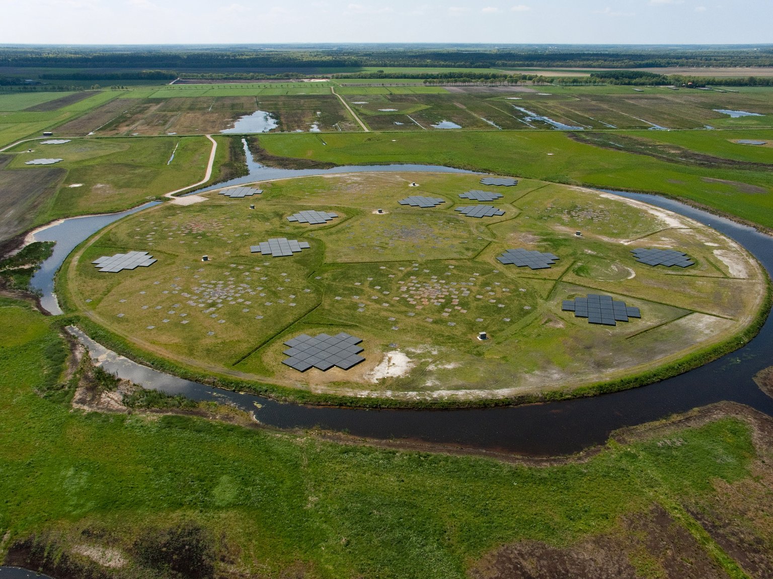 Letecká fotografie anténních polí LOFAR Superterp u nizozemského Exloo