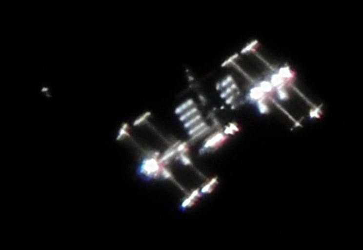 Detail ISS a menší nákladní lodi HTV-1 zachycený dalekohledem ze Země