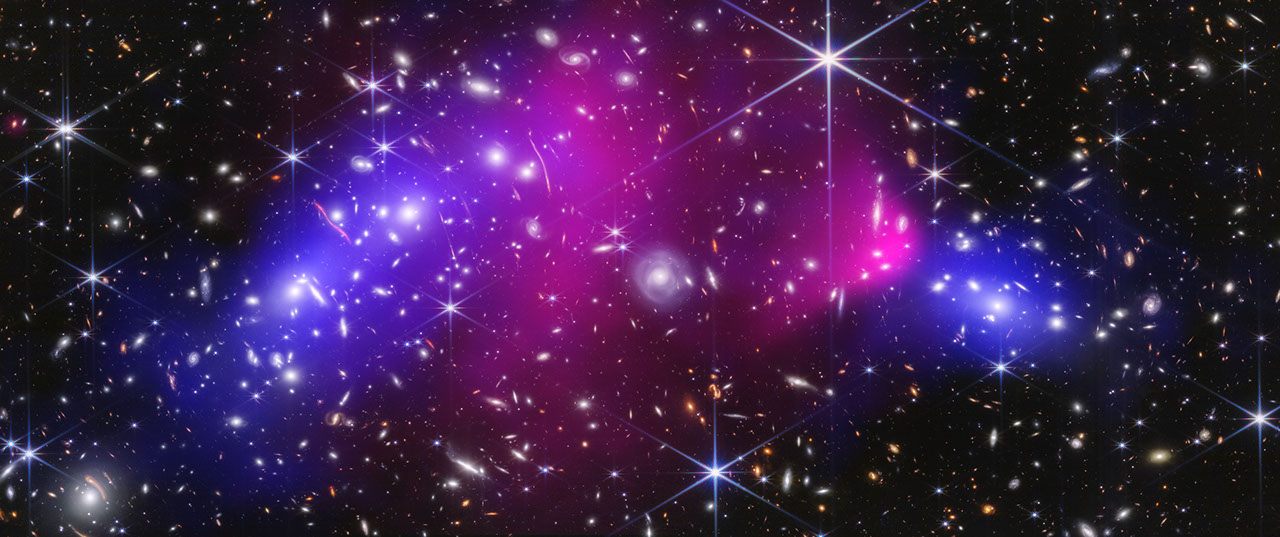 Bullet Cluster s růžovým horkým plynem a modrou odvozenou mapou temné hmoty