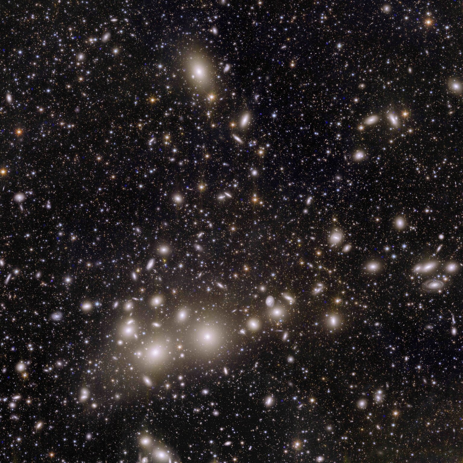 Galaxie Perseovy kupy a vzdálené galaxie v pozadí na snímku teleskopu Euclid