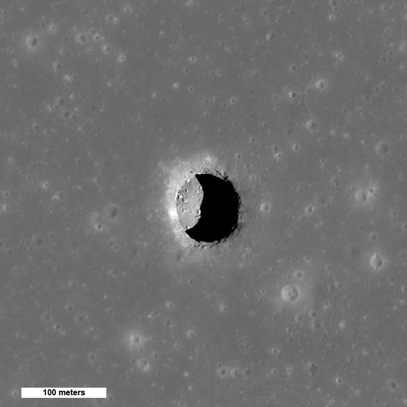 Snímek jámy v Mare Tranquillitatis s osvětlenou částí dna a stínem pod okrajem