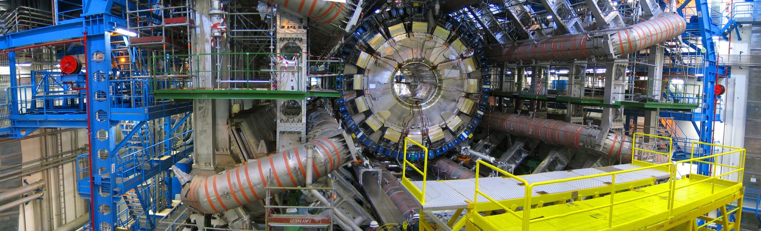 Panoramatický pohled na rozestavěný detektor ATLAS s magnety a pracovními plošinami