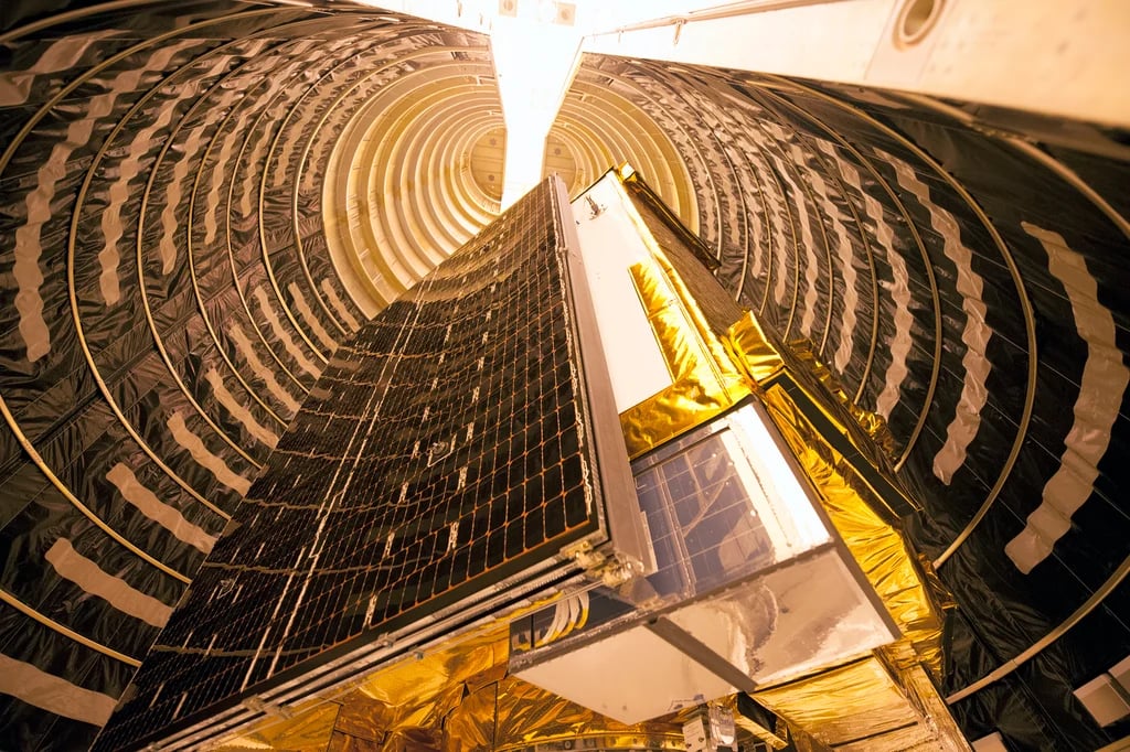 Družice GPS IIF-11 se složenými solárními panely uvnitř ochranného krytu rakety.
