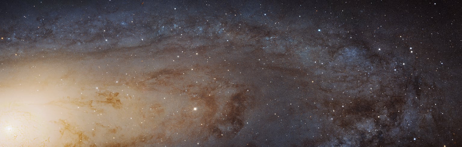 Mozaika části galaxie v Andromedě se září hvězdného disku a tmavými prachovými pásy.