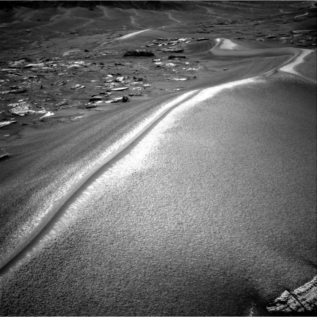 Větrný útvar Chocolatal na černobílém snímku navigační kamery Curiosity