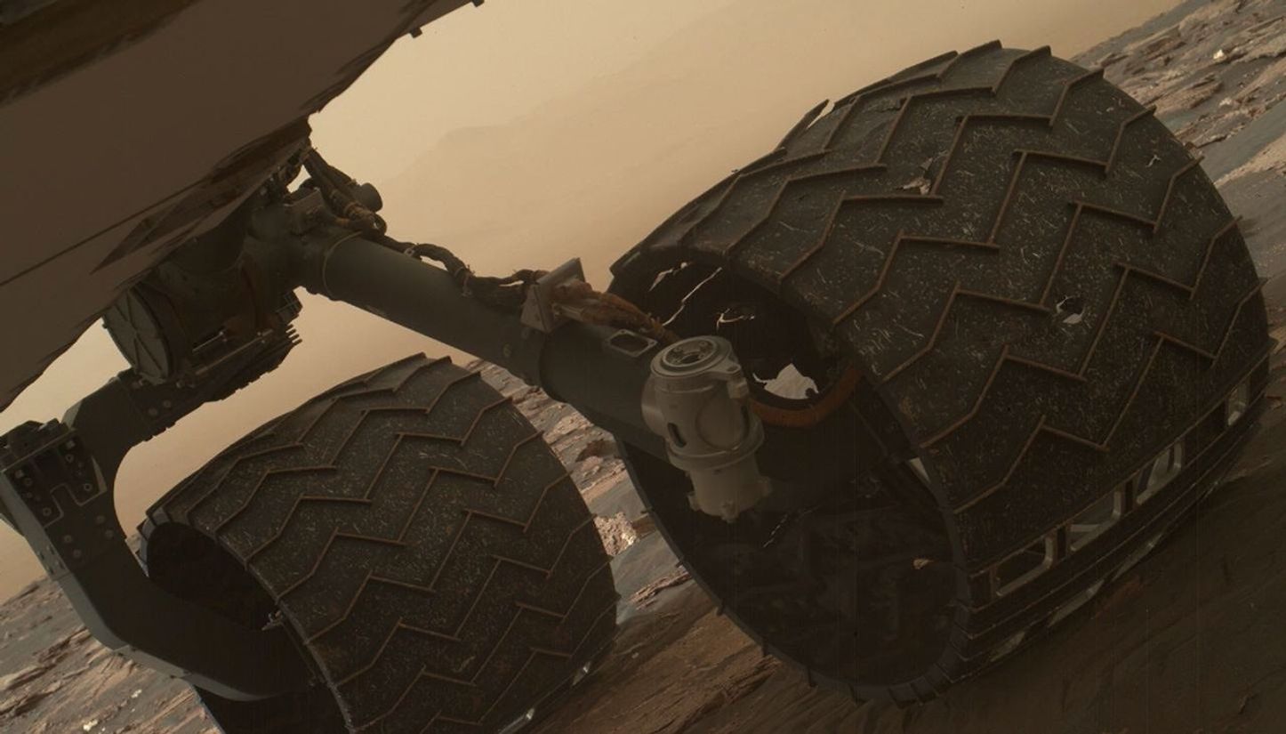 Poškozený záběrový výstupek na levém prostředním kole Curiosity
