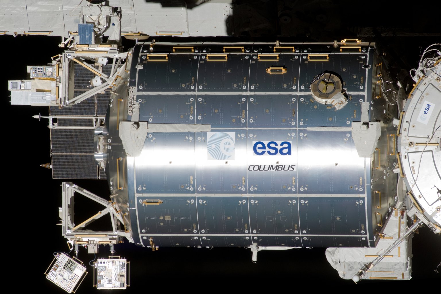 Evropský laboratorní modul Columbus připojený k ISS na fotografii z raketoplánu Endeavour