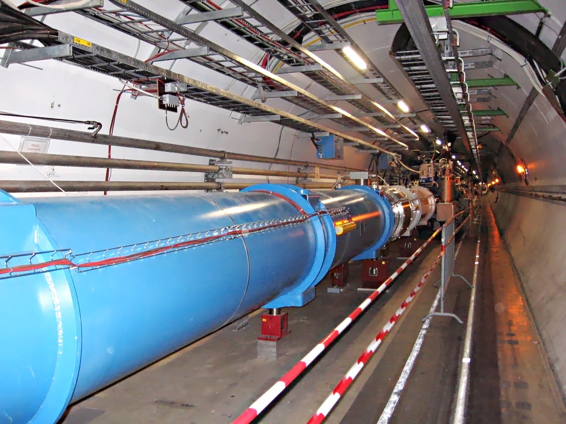 Modré kryty magnetů podél podzemního tunelu LHC