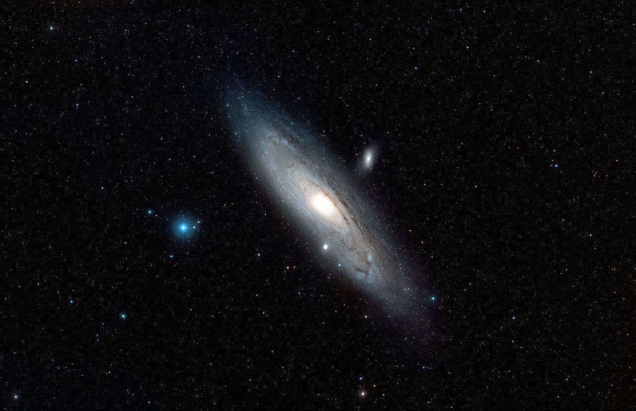 Galaxie Andromeda s jasným středem, nakloněným diskem a tmavými prachovými pásy