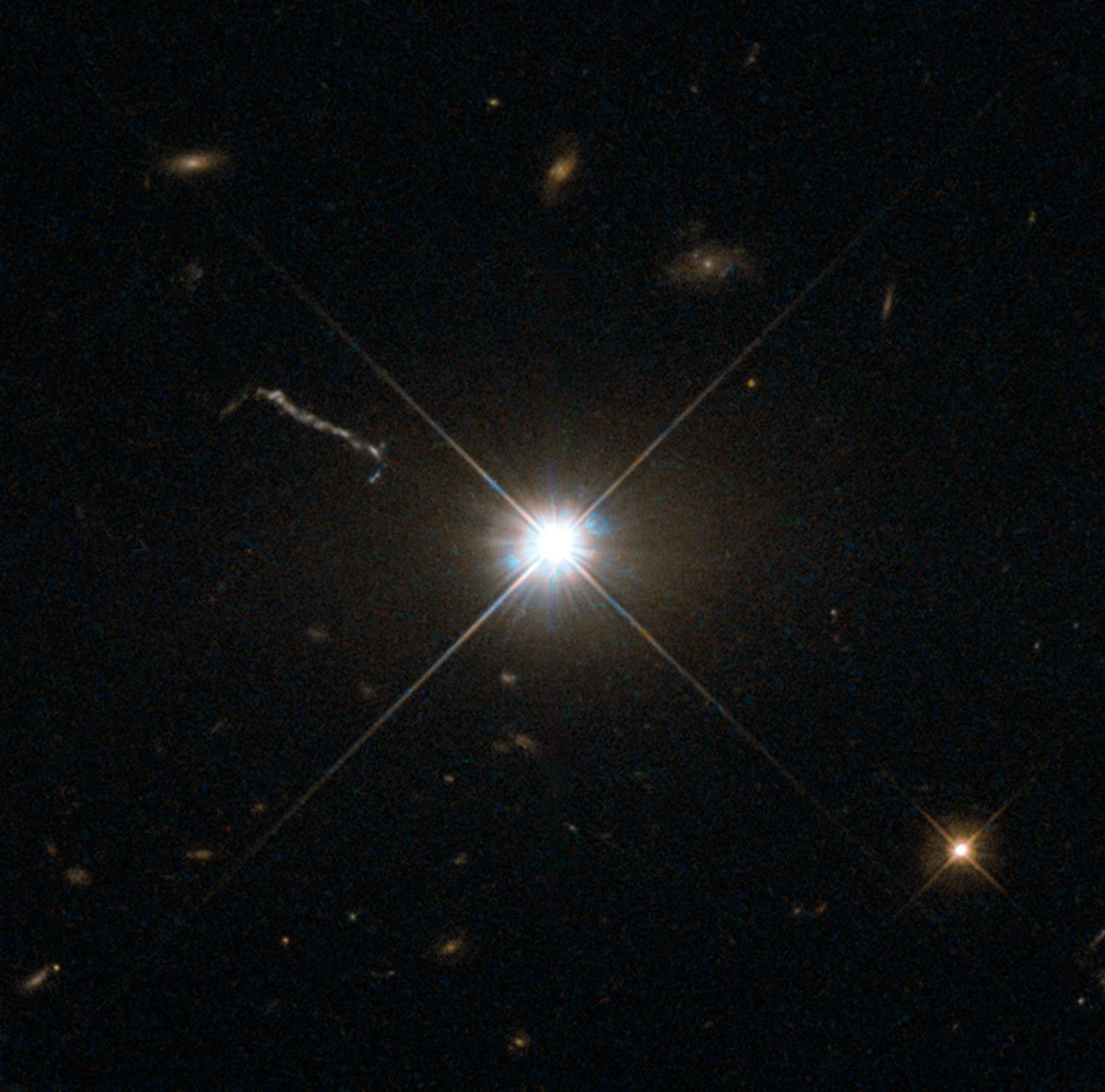 Kvasar 3C 273 s jasným jádrem a protáhlým výtryskem na snímku Hubbleova dalekohledu.