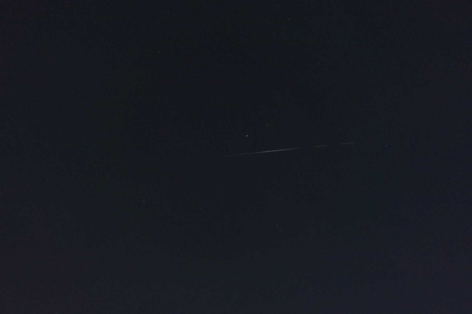 Slabší světelné stopy družic Starlink pod hvězdou Altair