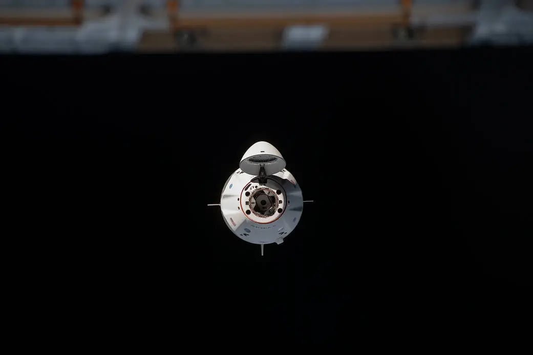 Crew Dragon s otevřeným krytem připojovacího mechanismu při přibližování k ISS
