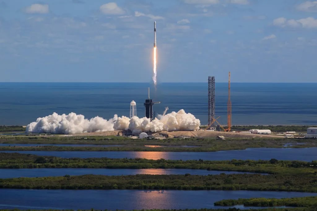 Falcon 9 s lodí Endurance stoupá nad rampou při startu mise Crew-5