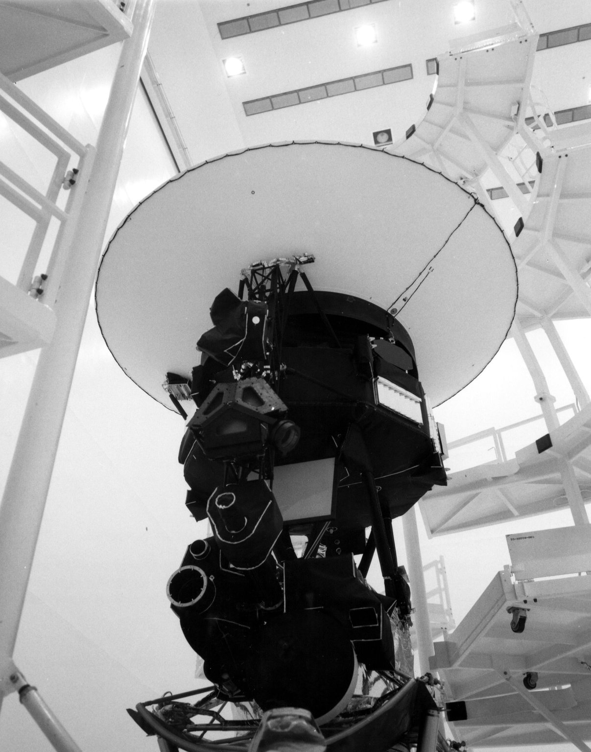 Voyager 1 s velkou parabolickou anténou při přípravě před startem