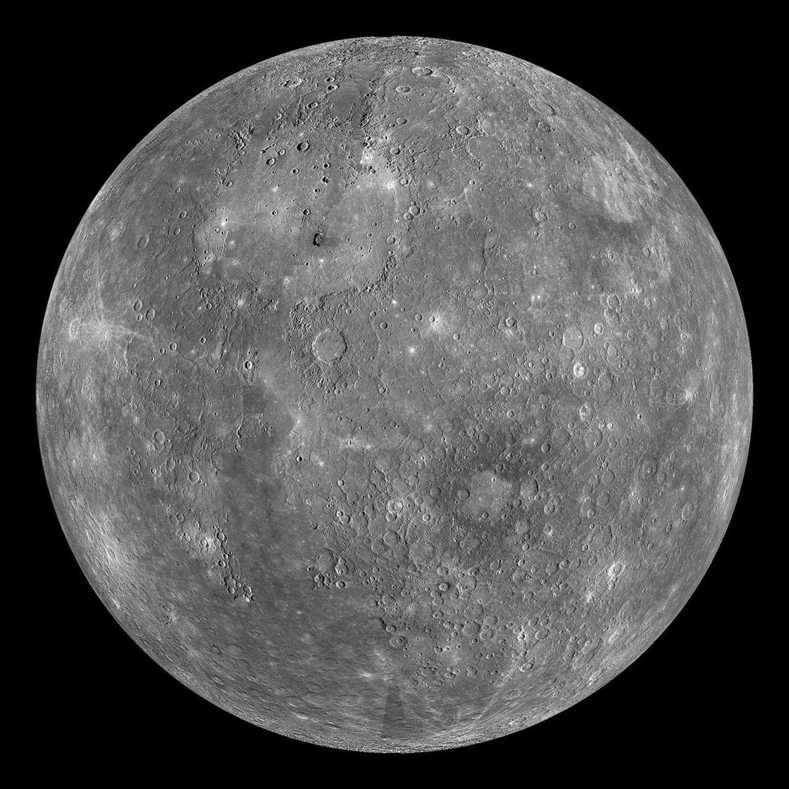 Krátery Merkuru a pánev Caloris v mozaice sondy MESSENGER.