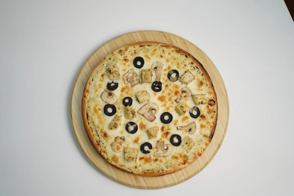 بيتزا الفريدو - كريمة الفريدو، قطع دجاج، فطر فريش، زيتون اسود، جبن