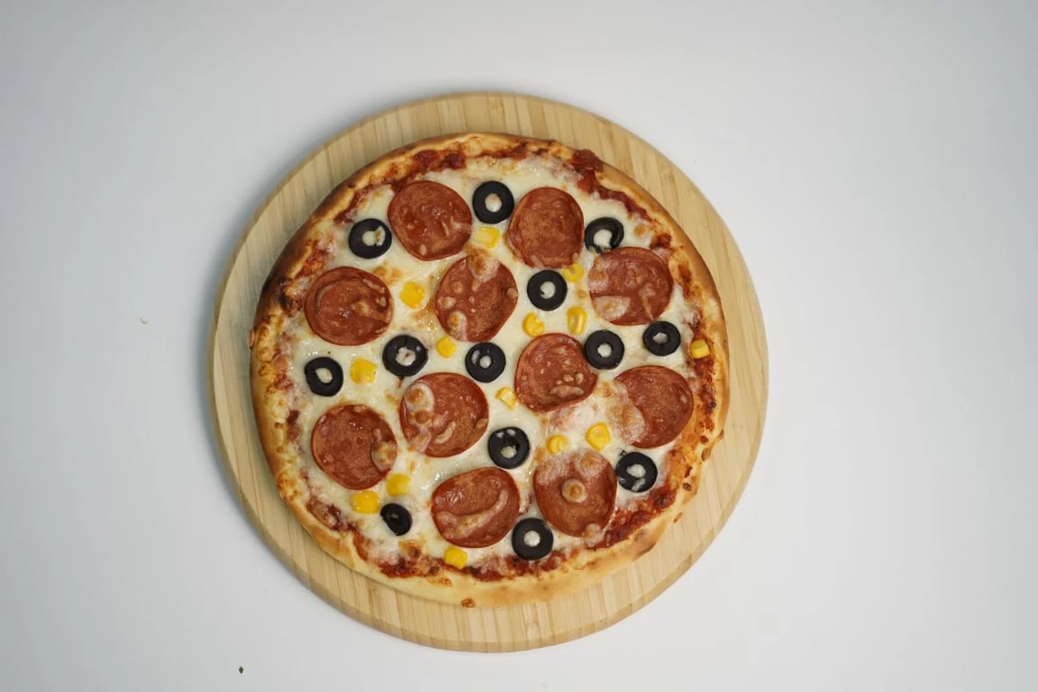 بيتزا ببروني - صوص بيتزا، شرائح ببروني، زيتون اسود، جبنة موزاريلا