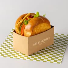 بريوش البيض الأفوكادو - أفوكادو كريمي مع أومليت شيدر، طماطم، جرجير، و مايو