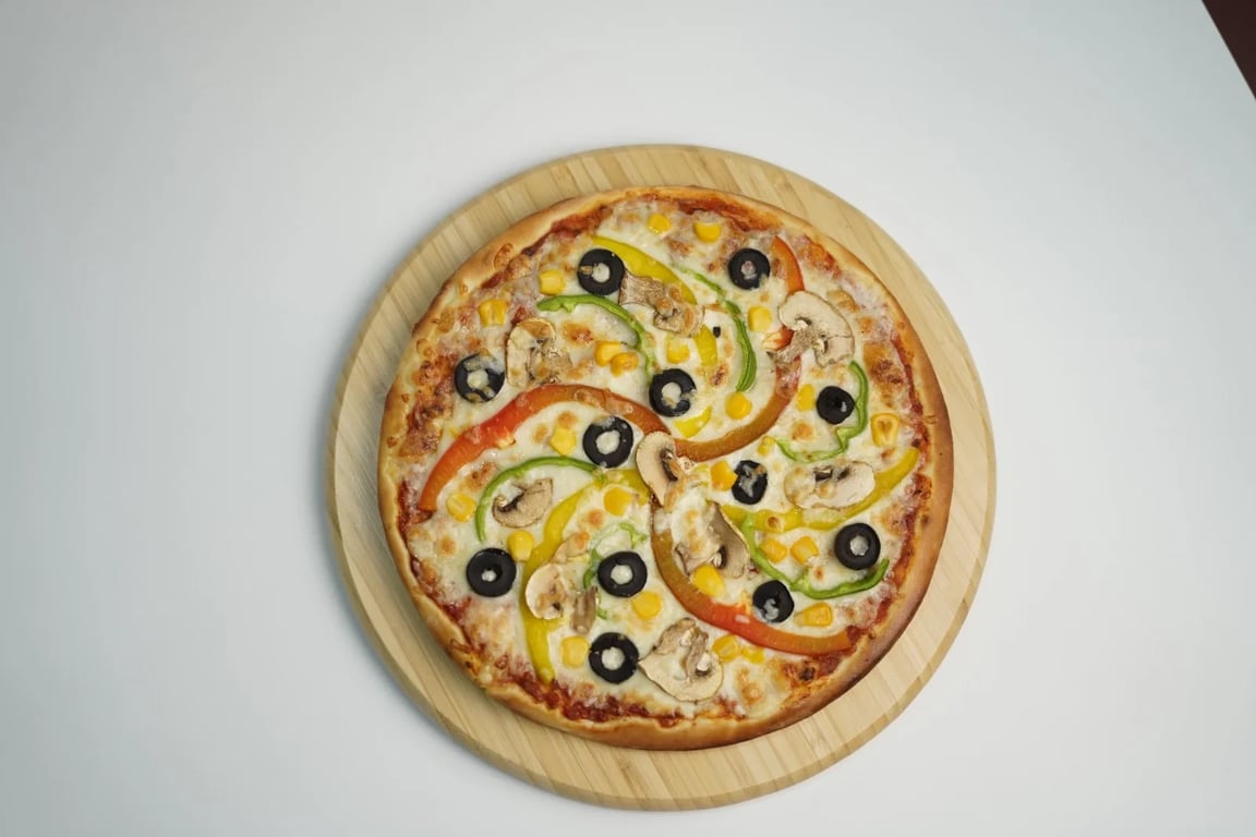 بيتزا خضار - صوص بيتزا، فلفل حلو، فطر فريش، زيتون اسود، ذرة، جب