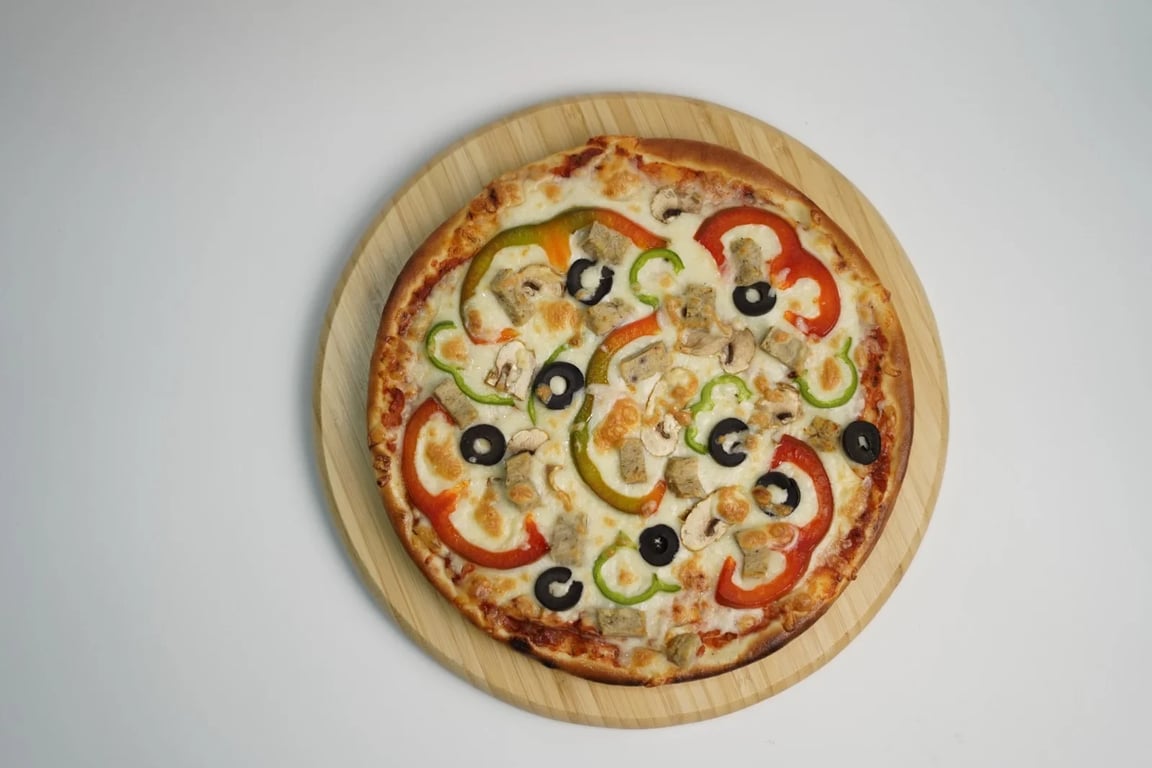 بيتزا دجاج - صوص بيتزا، قطع دجاج، فلفل حلو، زيتون اسود، فطر، جب