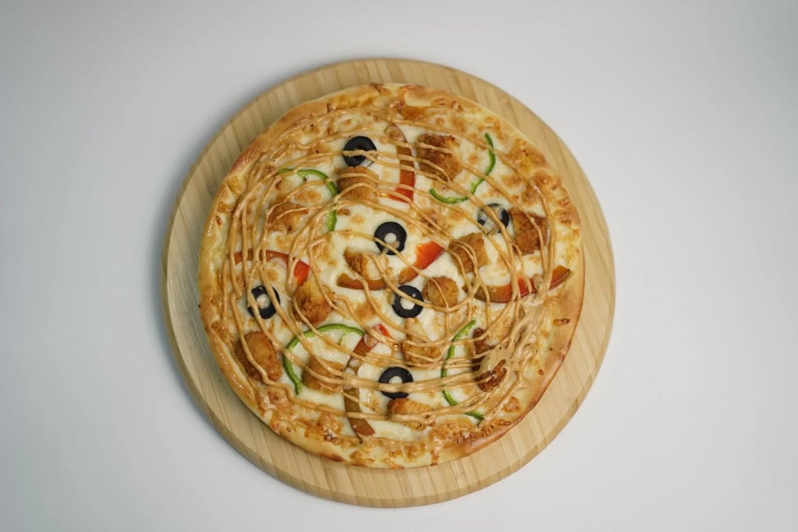 بيتزا الزنجر - صوص ابيض، قطع زنجر، ذرة، فلفل حلو، زيتون اسود، جبن