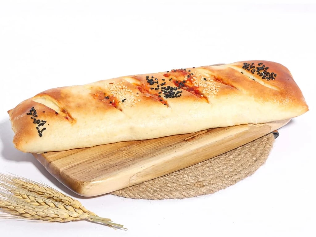 رول نقانق جامبو مع جبنة و صوص