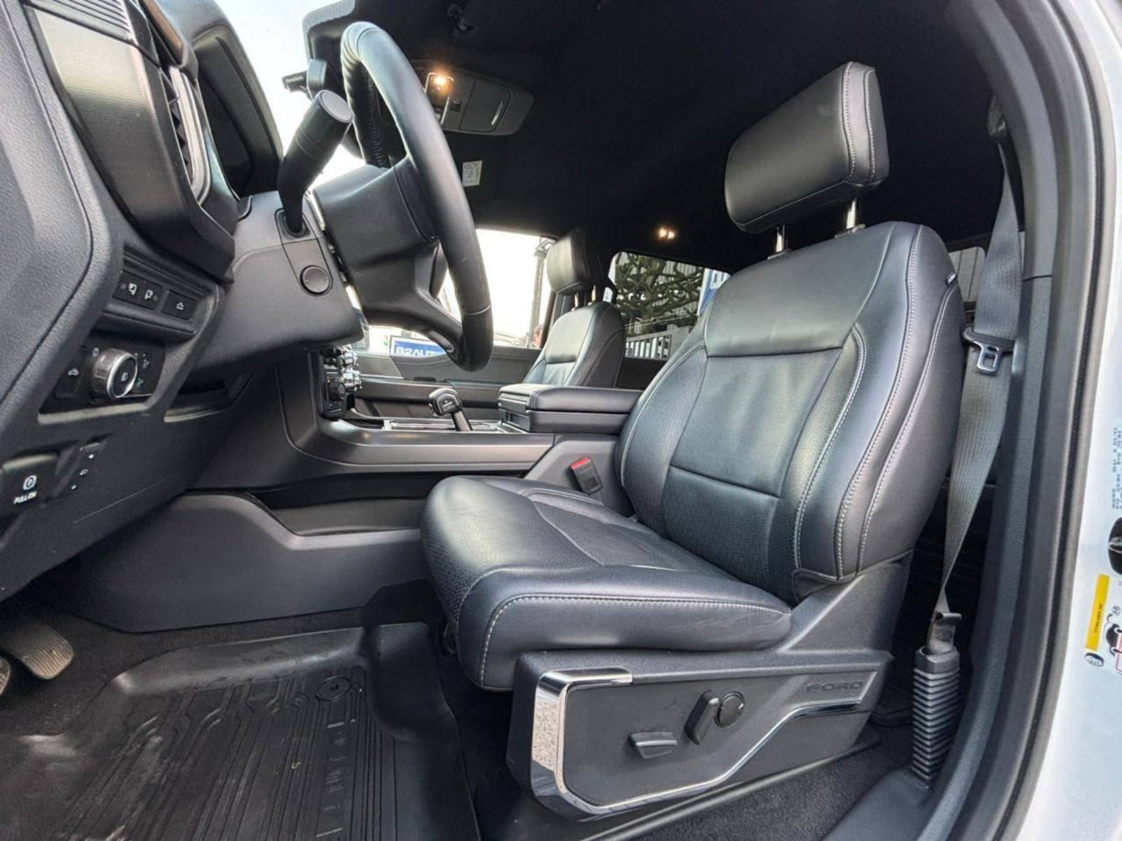 Ford F150 LARIAT BLACK 2025 - Imagen 12 de 19