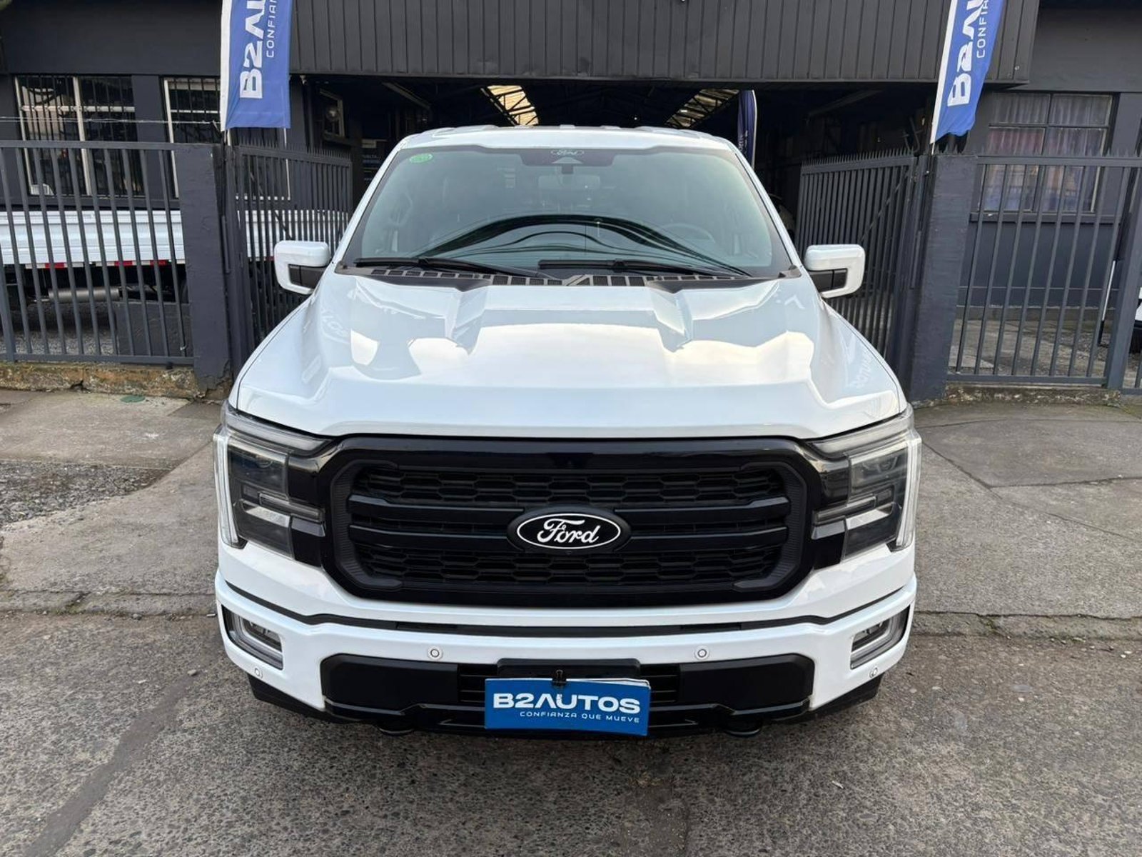 Ford F150 LARIAT BLACK 2025 - Foto 5 de 19