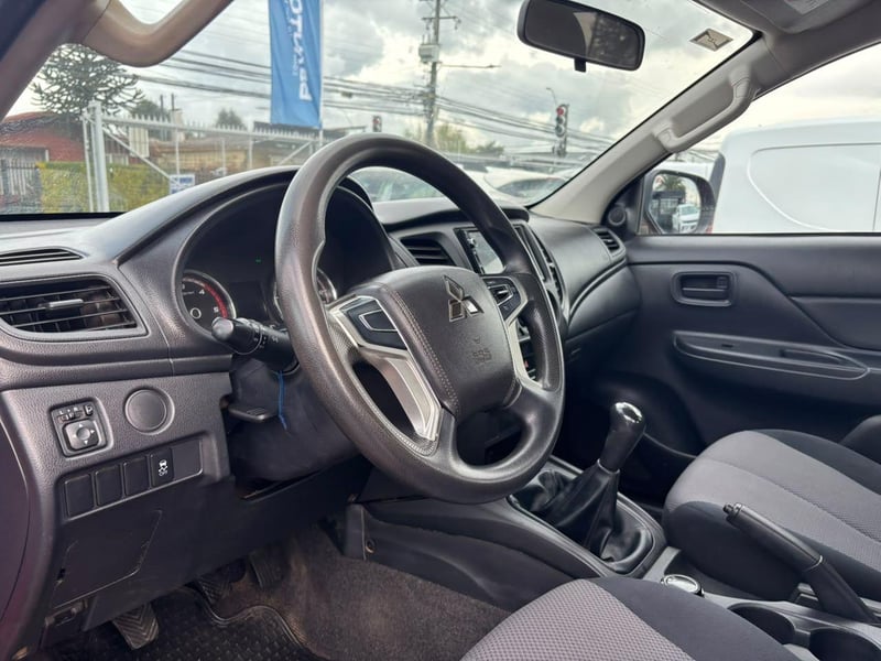 Mitsubishi L200 KATANA CRT 4X4 2023 - Imagen 10 de 17