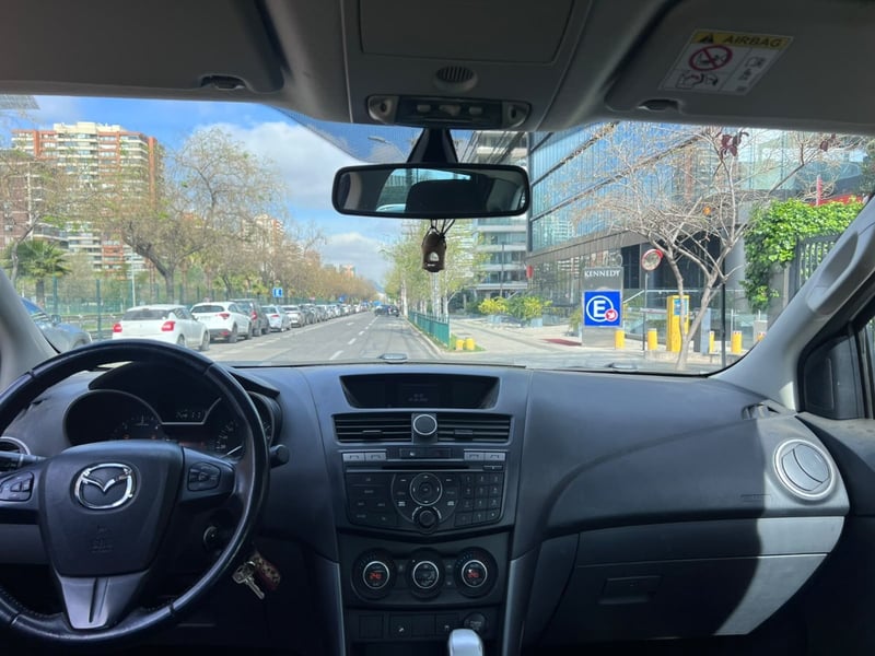Mazda BT-50 Bt-50 3.2 SDX DOB. CAB. DIESEL 4X4 AT 4P 2018 - Imagen 9 de 10
