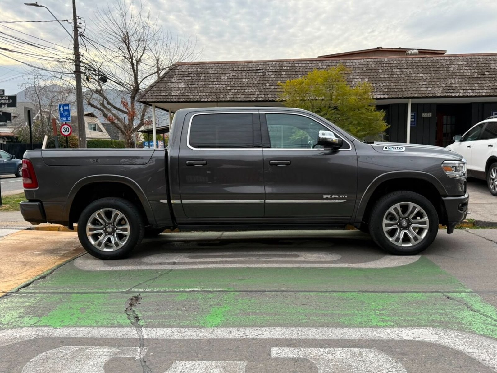 RAM 1500 RAM 1500 LIMITED 5.7 4X4 RAMBOX 2024 - Foto 4 de 10
