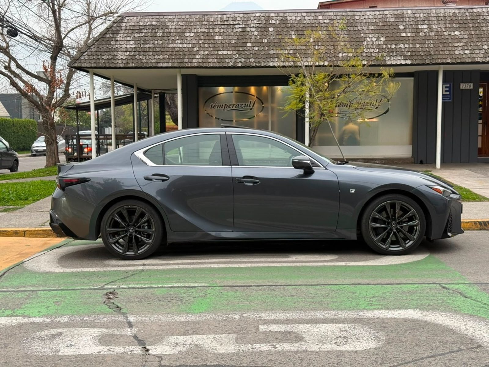 Lexus IS 300 IS 300 F-SPORT 2.0 2024 - Foto 4 de 10