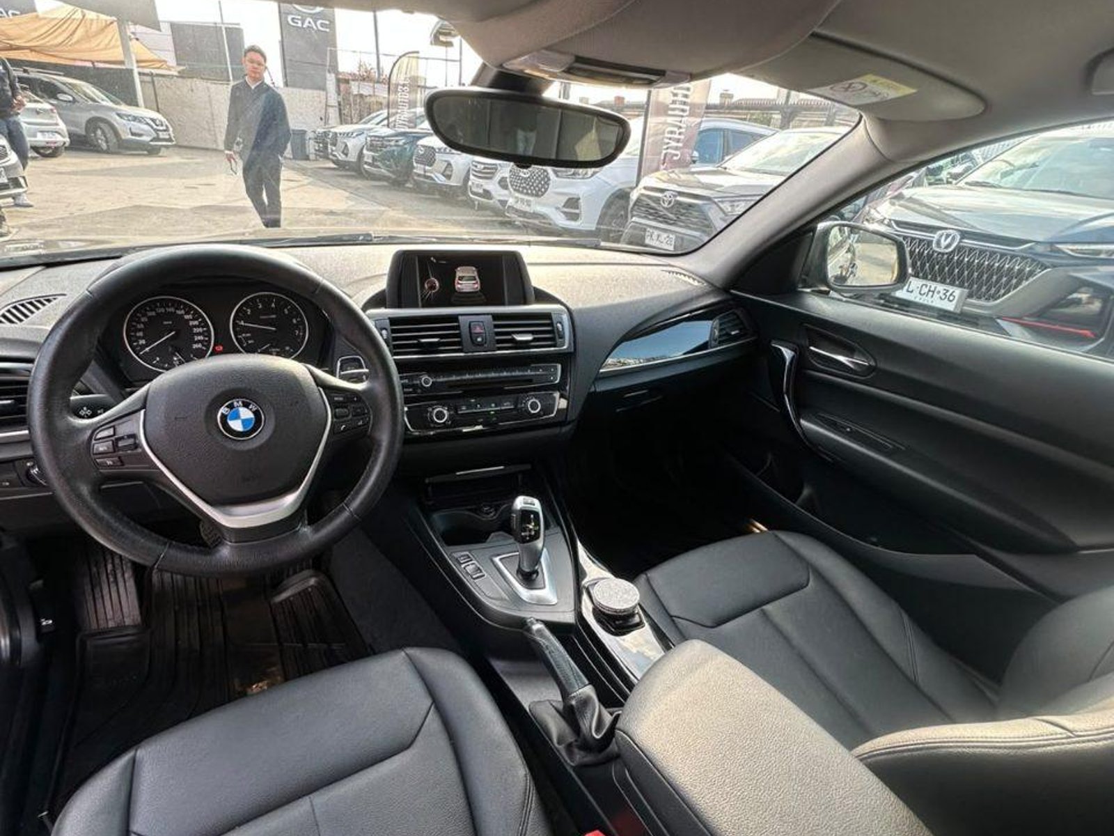 BMW 118i LCI 1 5 AUT 2017 - Foto 4 de 11