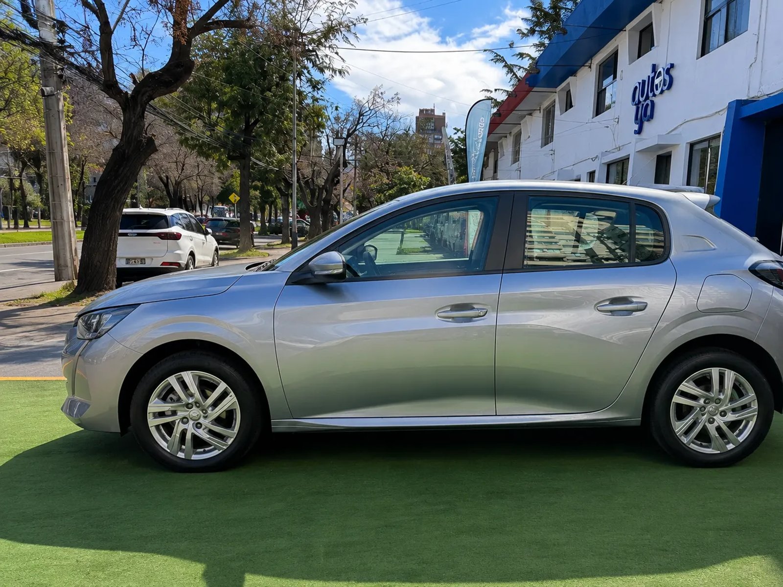 Peugeot 208 PURETECH 75 MT 1.2 2024 - Foto 2 de 20