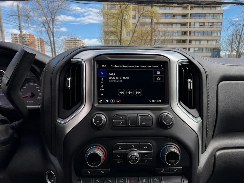 Chevrolet SILVERADO DCAB 4X4 5.3 AT 2021 - Imagen 4 de 18